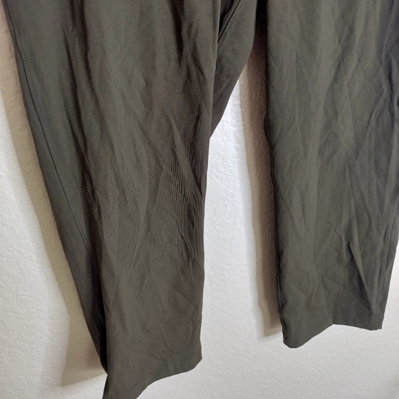 Lululemon On The Fly Crop 23" Dark Olive Sz 8 - Picture 4 of 9